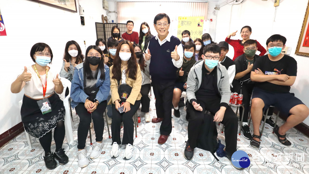 國立聯合大學學生開心與徐乃義主任互動。<br /><br /> <br /><br /> 