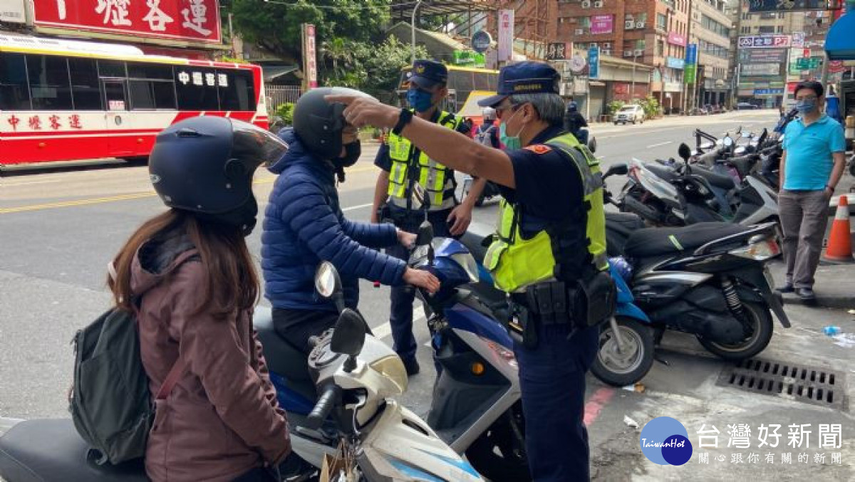 桃警「路口不停讓行人執法」,取締件數超越去年總件數。