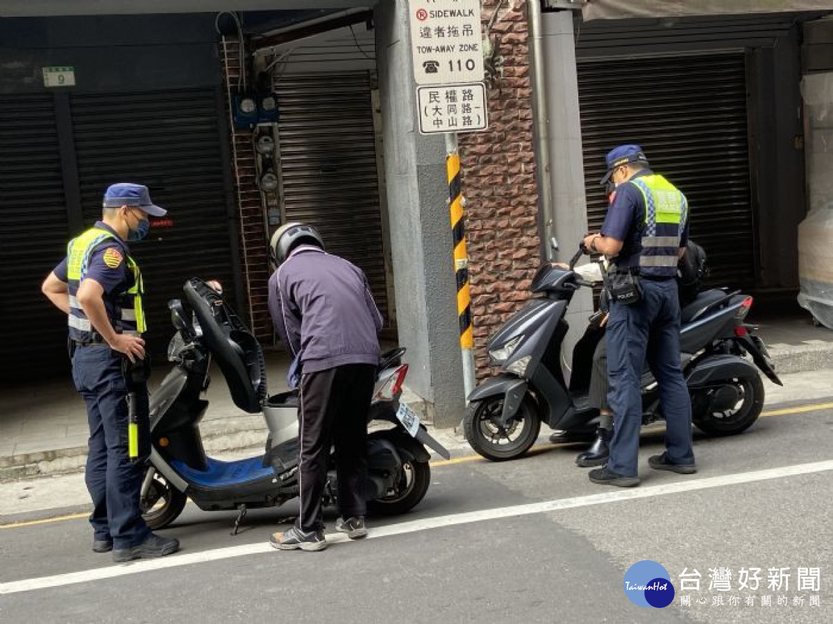 桃警「路口不停讓行人執法」,取締件數超越去年總件數。