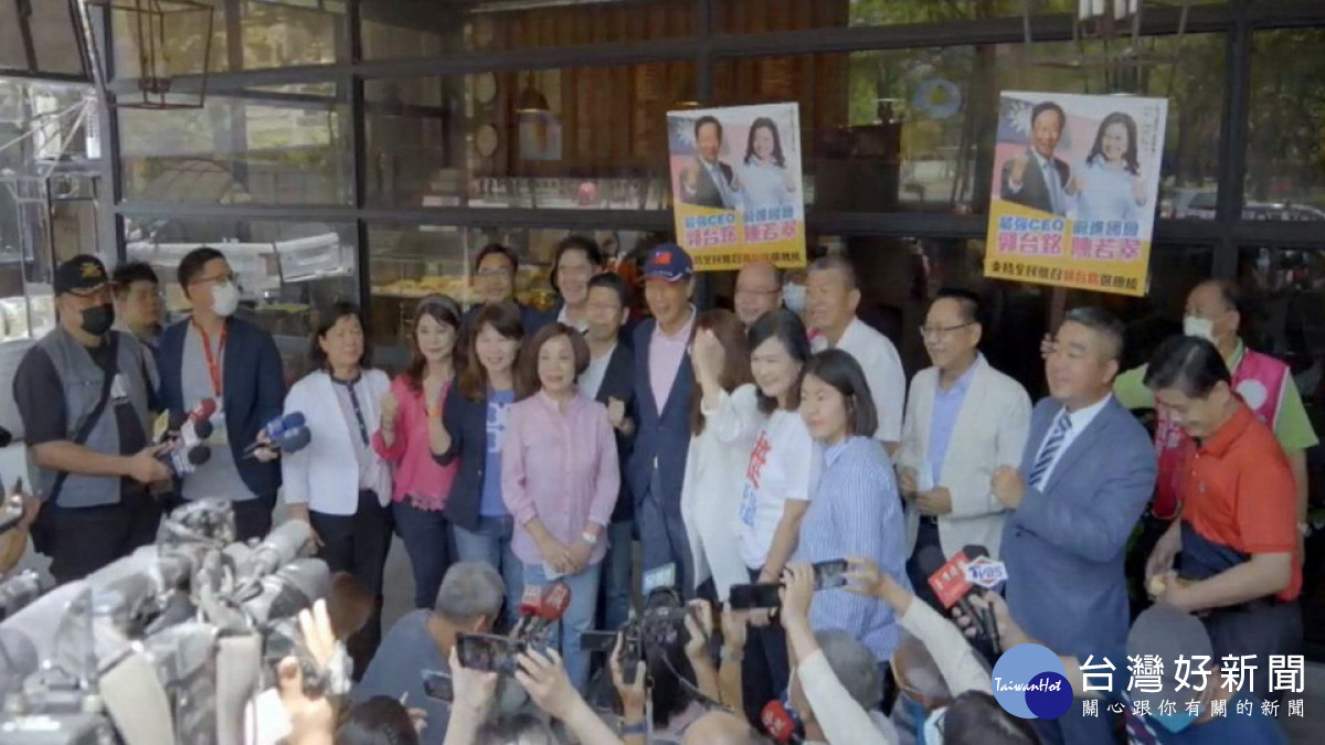 ▲郭台銘南下高雄請益，藍營議員齊聲高喊：「台灣阿銘凍蒜！」。（圖／記者 許高祥 翻攝）