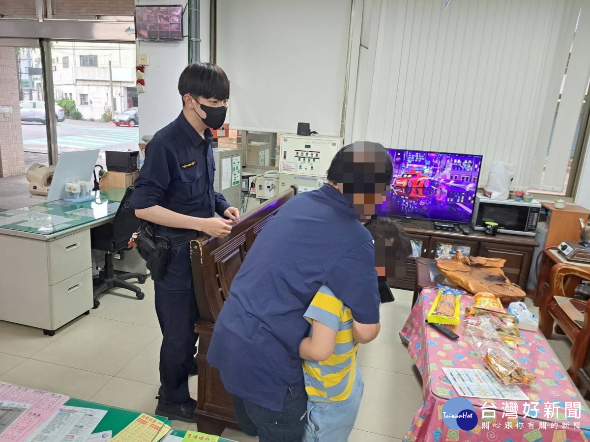 男童騎單車遊桐花迷途，龍潭暖警細心照料尋親助返家。<br /><br /> 