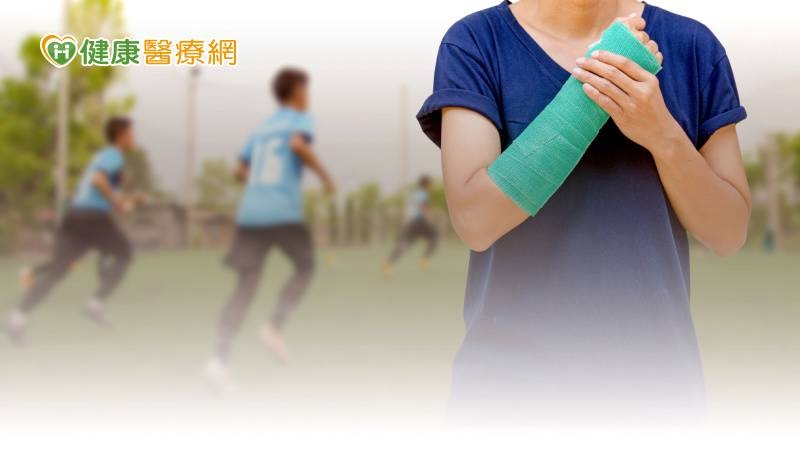 中醫徒手五分鐘治療 壘球員傷痛消失!