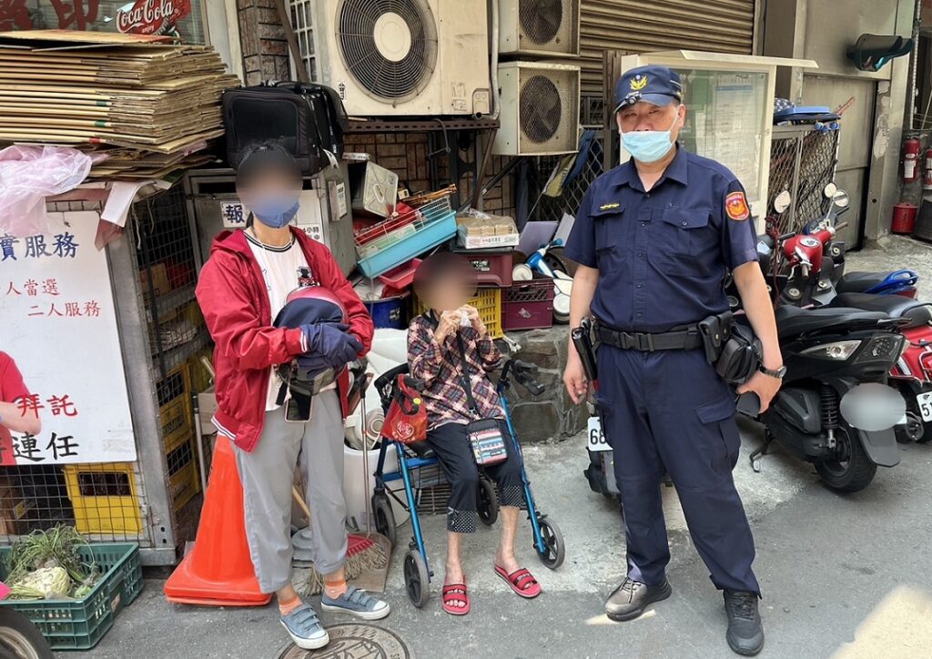 ▲ 阿嬤的隨身小包藏線索,警派出所現場連線助母女團圓 (圖/台中市警察局 提供)