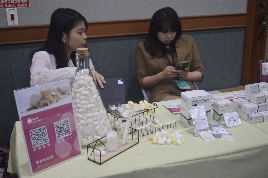 屏東科技大學一場國際學術研討會外展示場,看到生技產品-蠶絲蛋白