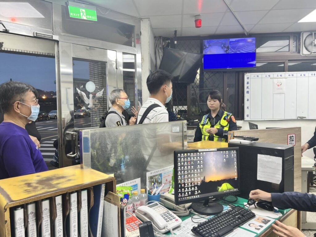 一名香港籍旅客葉姓男子不慎將皮夾遺落在計程車上,因證件及現金都在皮夾內,心急如焚之下趕忙請警方協助