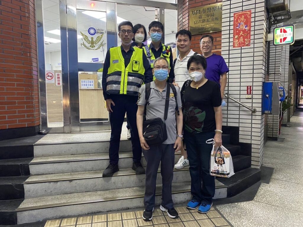 警員宋東儒、張少謙、實務訓練生劉子郡調閱監視器影像後,一小時內找回