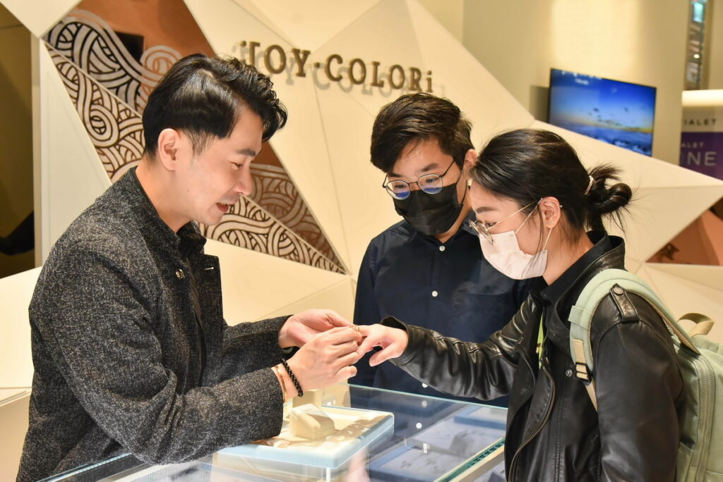 此次展示的系列,以浪漫之都巴黎的橋為靈感,以俐落簡潔的幾何廓形帶領珠寶迷神遊美麗繾綣的巴黎。(JOY COLORi未來鑽石提供)