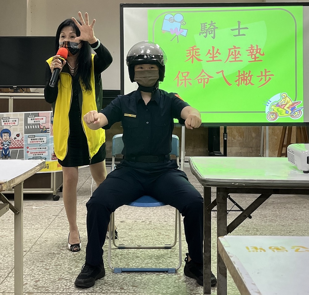 ▲ 路老師與波麗士現場示範正確配戴安全帽及騎乘機車姿勢 (圖/台中市警察局 提供)