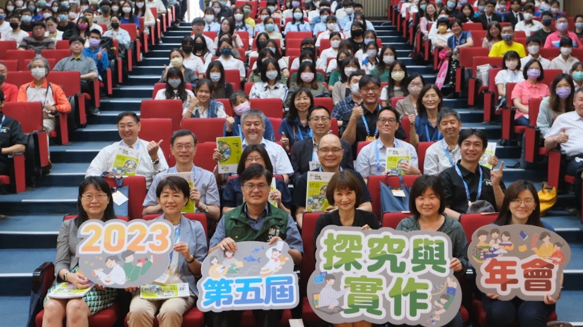 漾新聞|高雄教育節探究實作年會熱鬧登場 大學教授牽起高中生的手500人齊聚雄中