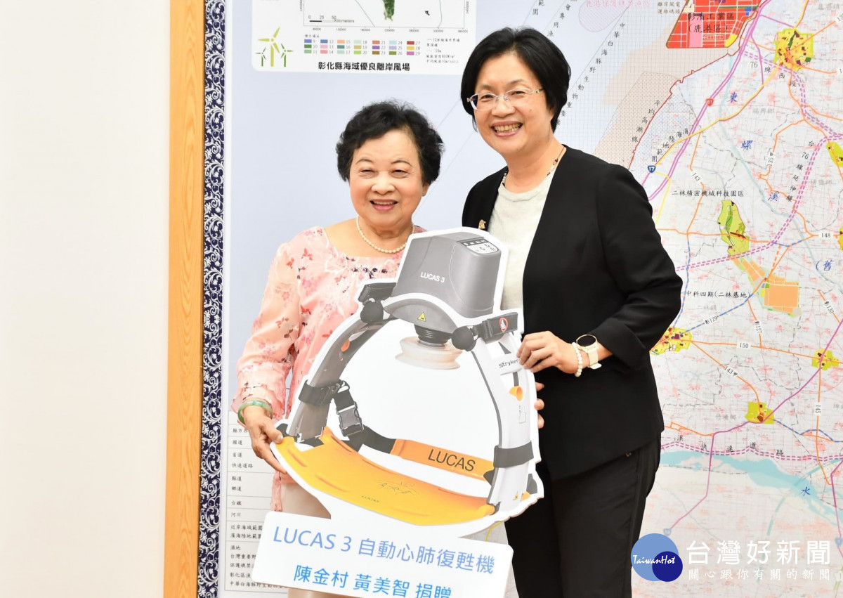 愛心阿嬤黃美智(左)捐贈彰化自動心肺復甦機,加入緊急救護行列,右為彰化縣長王惠美。圖/彰化縣政府提供
