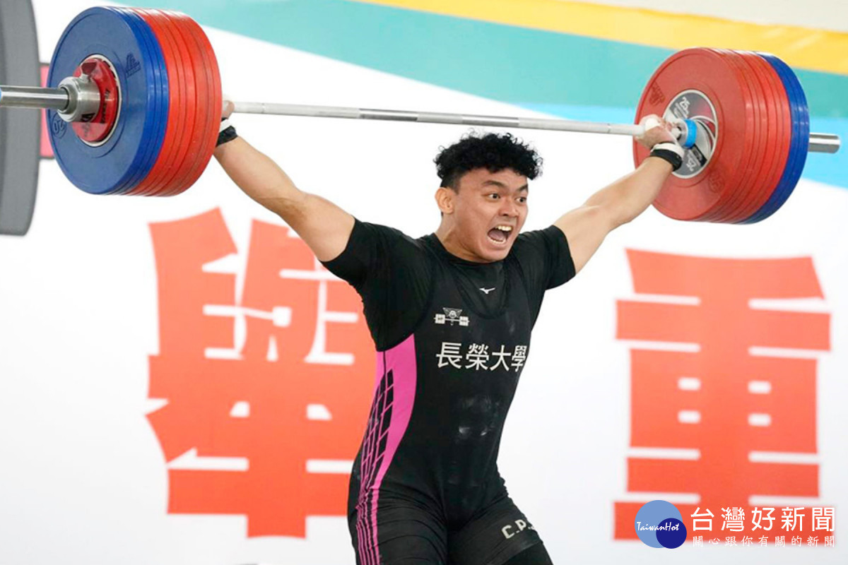 陳柏任打破舉重全國紀錄。（校方提供）