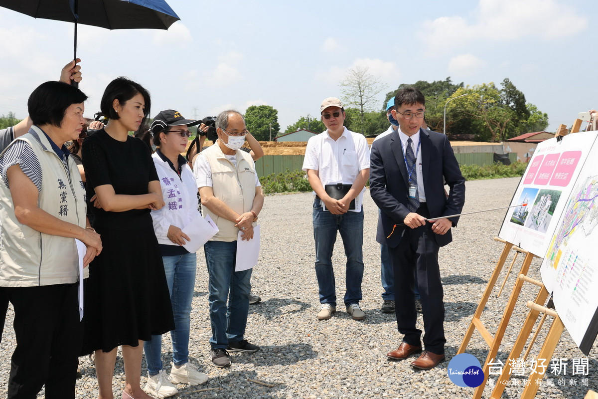 許縣長聽取簡報。（縣府提供）