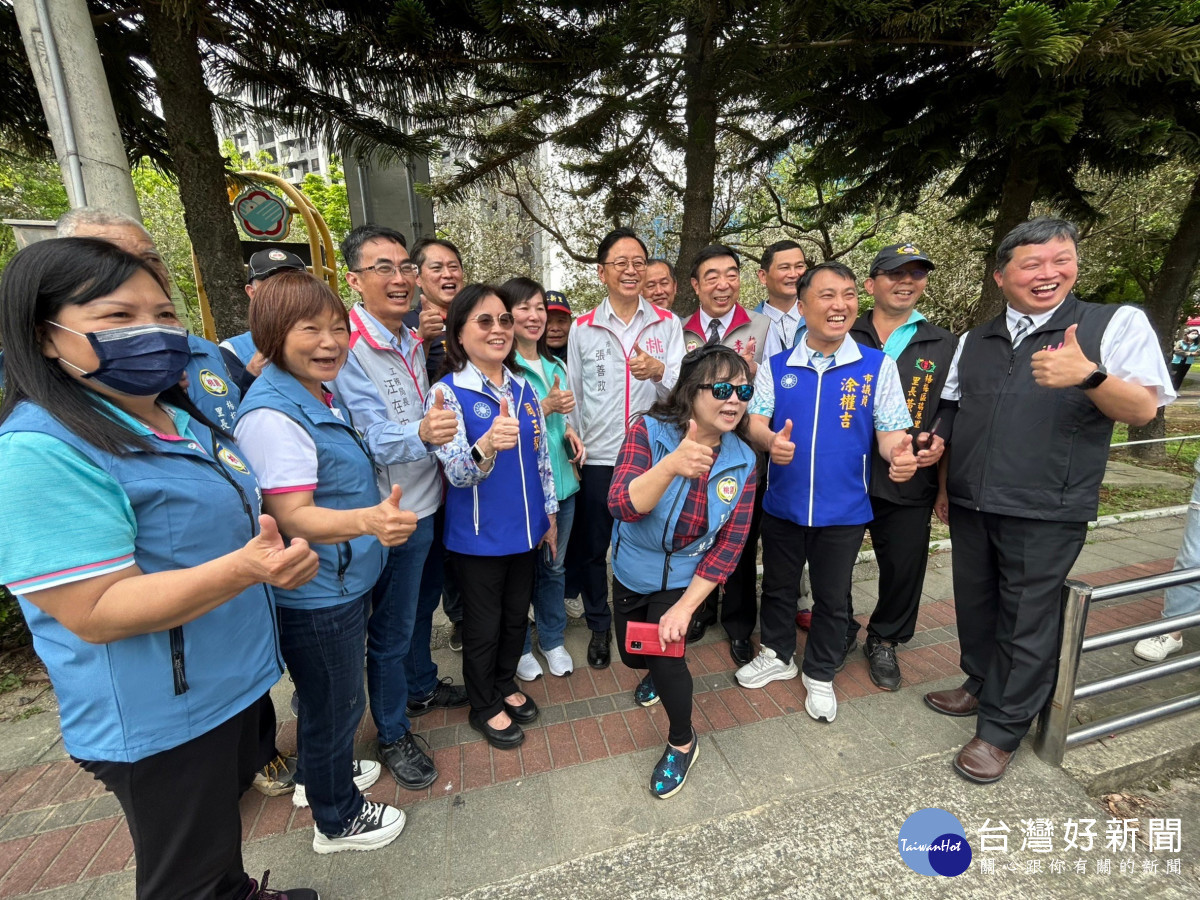 桃園市張善政市長與市議員、里長合影。<br /><br /> <br /><br /> 