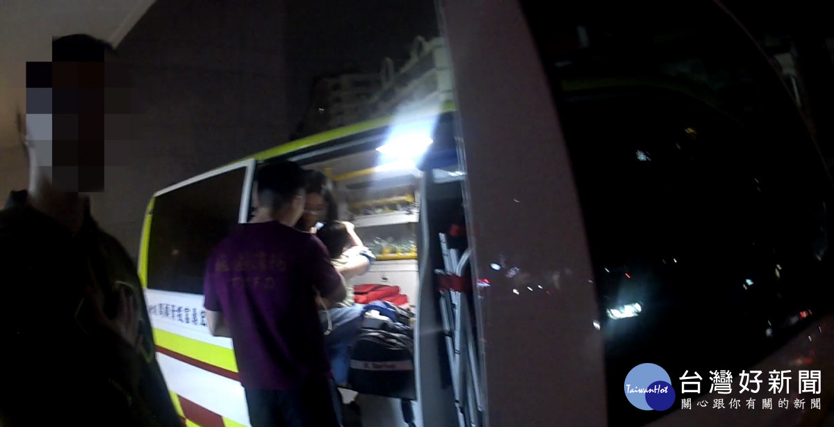 小孩癲癇發作送醫,警開道由救護車護送。<br /><br /> <br /><br />