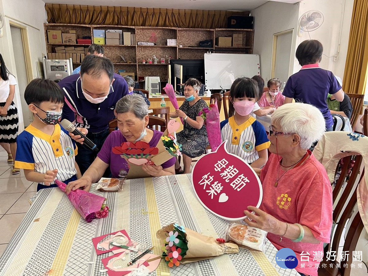 幼兒園童手做花束手持賀卡 獻榮家奶奶母親節快樂