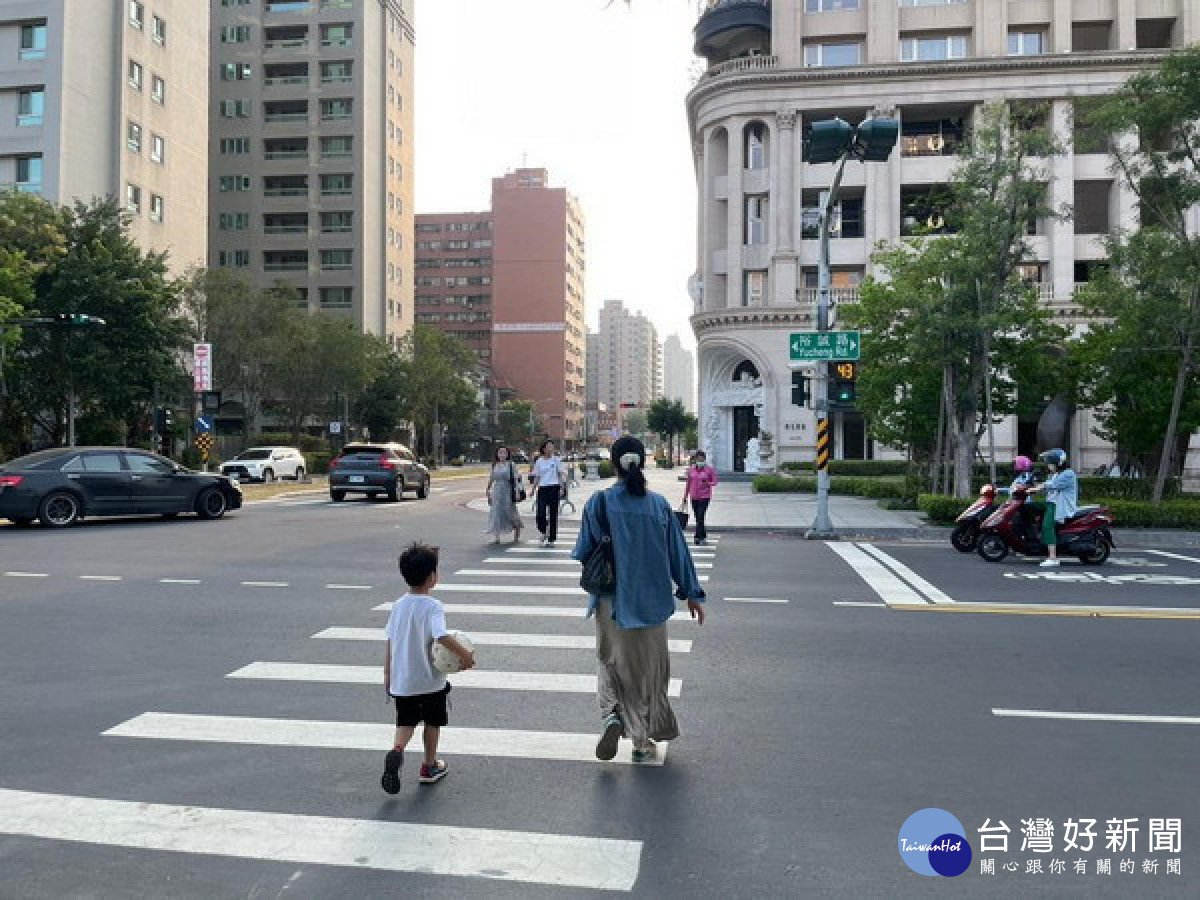 ▲為解決行人通過路口時易發生交織衝突的問題，高市交通局於340處路口設置「行人專用時相」或「行人早開時相」。（圖／記者 許高祥 翻攝）