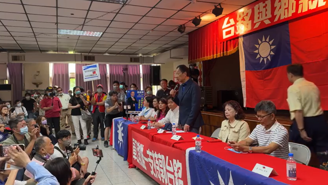 鴻海創辦人郭台銘到高雄左營出席「台銘與鄉親座談會」。翻攝郭台銘臉書