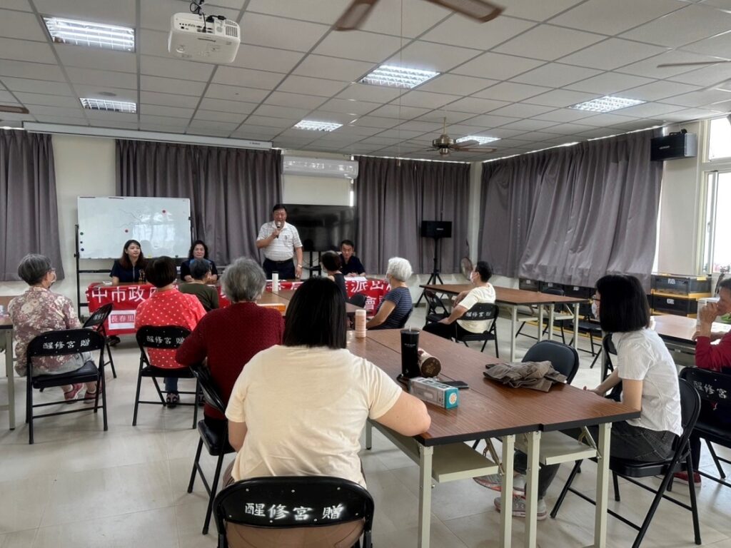 ▲ 分局長吳銘淵帶隊,國台語雙聲道與社區里民進行交流 (圖/台中市警察局 提供)