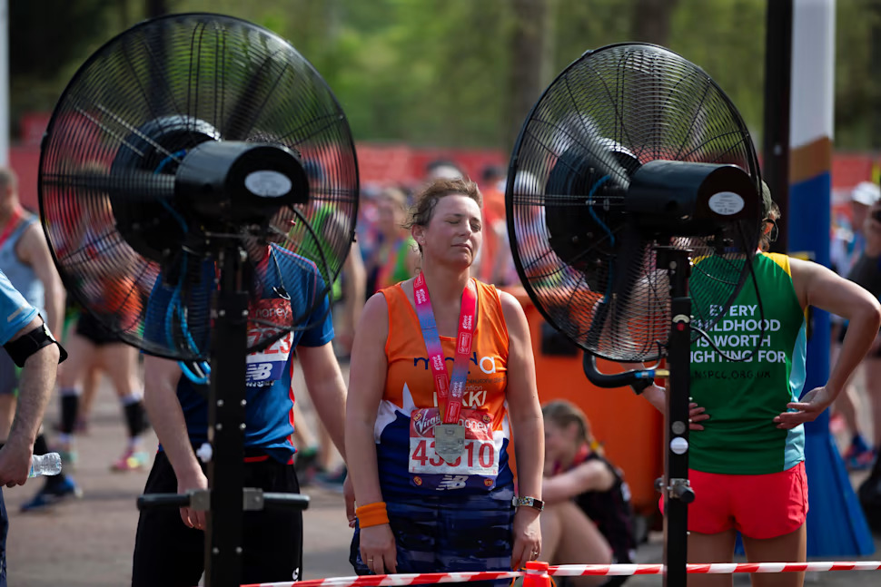 馬拉松賽事結束後,跑者站在電風扇前試圖降溫 © ©Virgin Money London Marathon