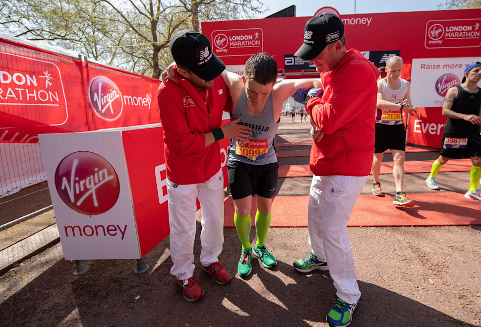 攙扶一位脫水的跑者 © ©Virgin Money London Marathon