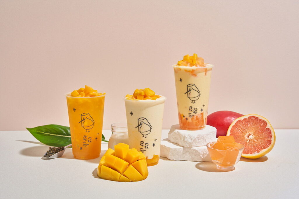 發發The Far Far Farm 5月新品:由左至右,芒芒高山青、發發好芒優格、楊枝甘露優格_原料背景