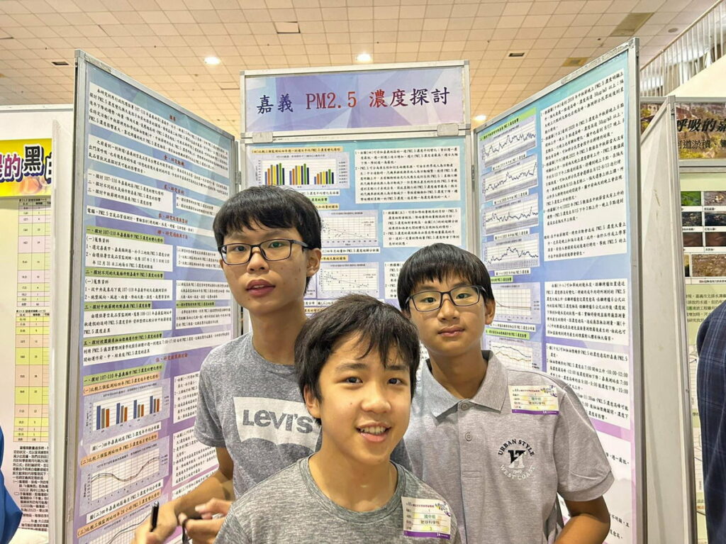 「嘉義地區PM 2.5逐年逐月逐時的變化狀況及探究影響原因」由游諭棠、陳品睿、呂千聞三