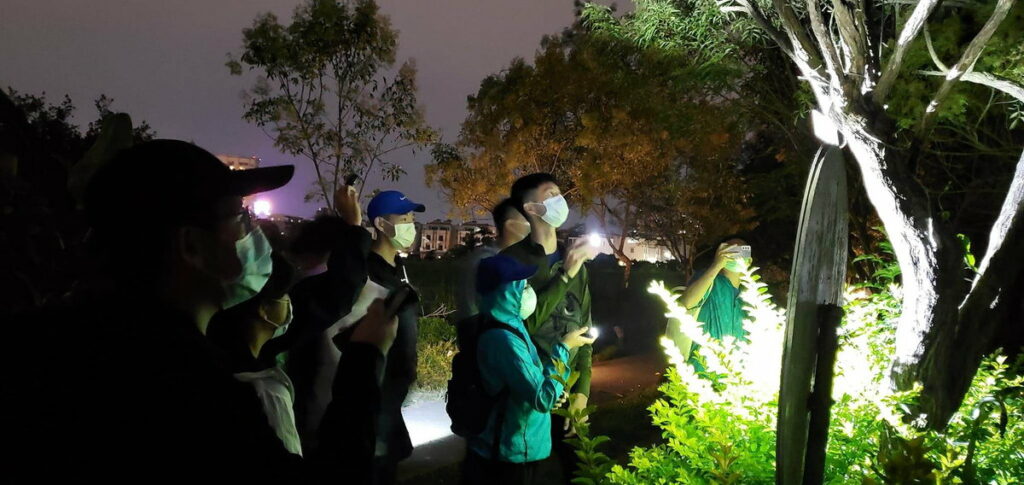 林怡佳、黃盈皓、林得榮同學至頂庄社區夜間觀察研究