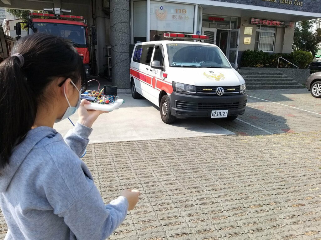 林宥余和蕭聿淇同學前往消防局進行測試