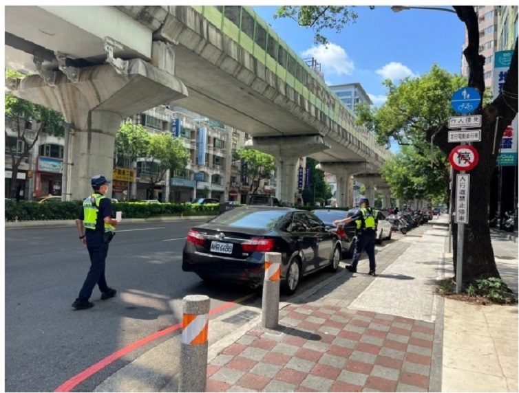 ▲ 中警強力執行「取締路口不停讓行人執法專案勤務」 (圖/台中市警察局 提供)