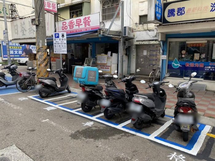 竹市商圈熱點試辦「機車收費格」 紓解機車臨停需求