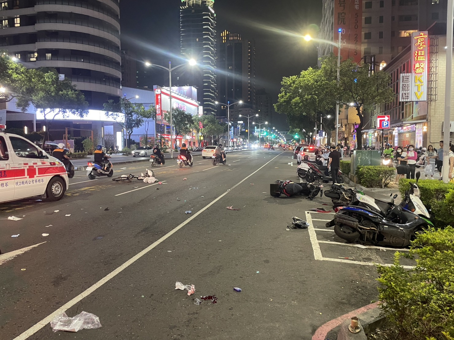 老翁騎自行車疑闖紅燈 與重機發生擦撞