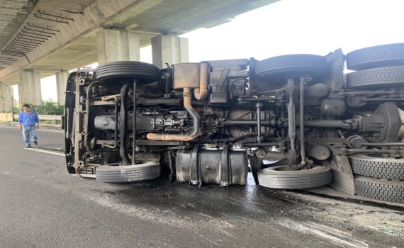 驚悚!滿載19噸液態氨化學槽車國3和美交流道下翻覆