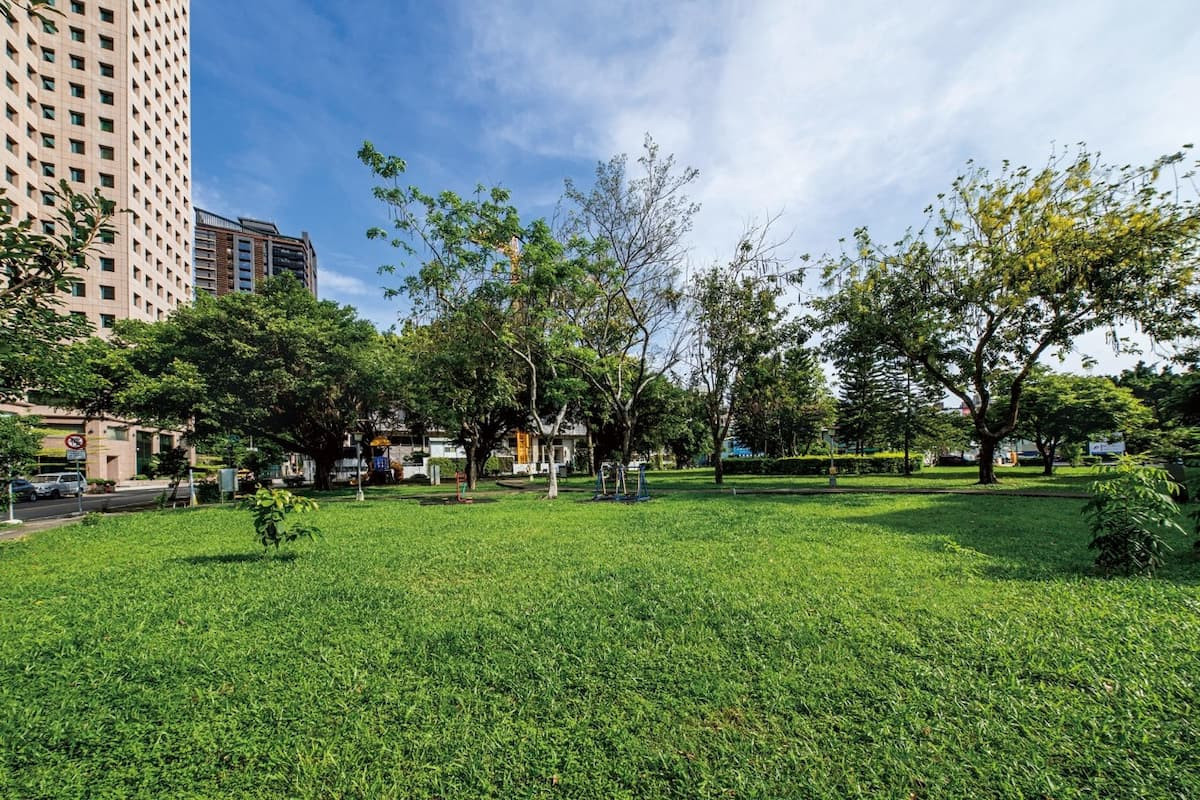 「櫻花科博之櫻」正臨千坪「民龍公園」第一排位置,三面臨路方正角地,展現產品的稀有性與保值性價值。