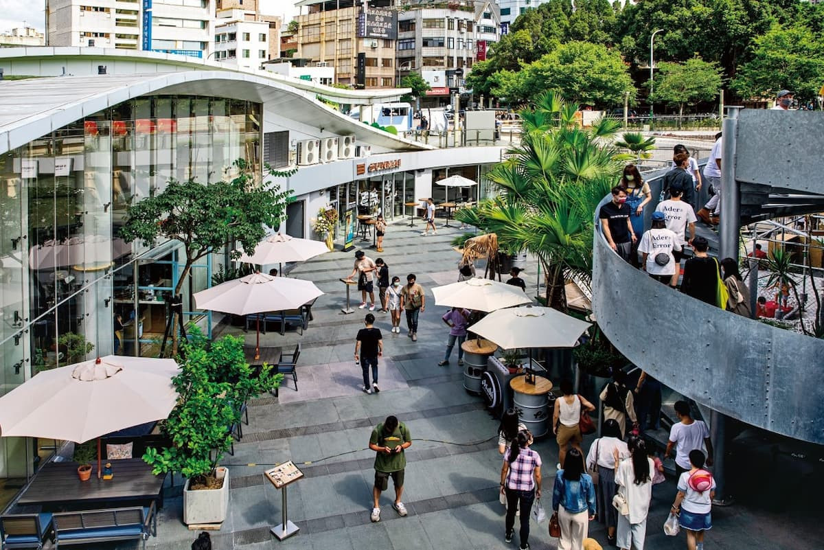台中西區為豪宅聚落,商業、綠帶與藝文設施林立,形成獨有的「西區散步美學」,用步行可達距離就能滿足生活一切機能。