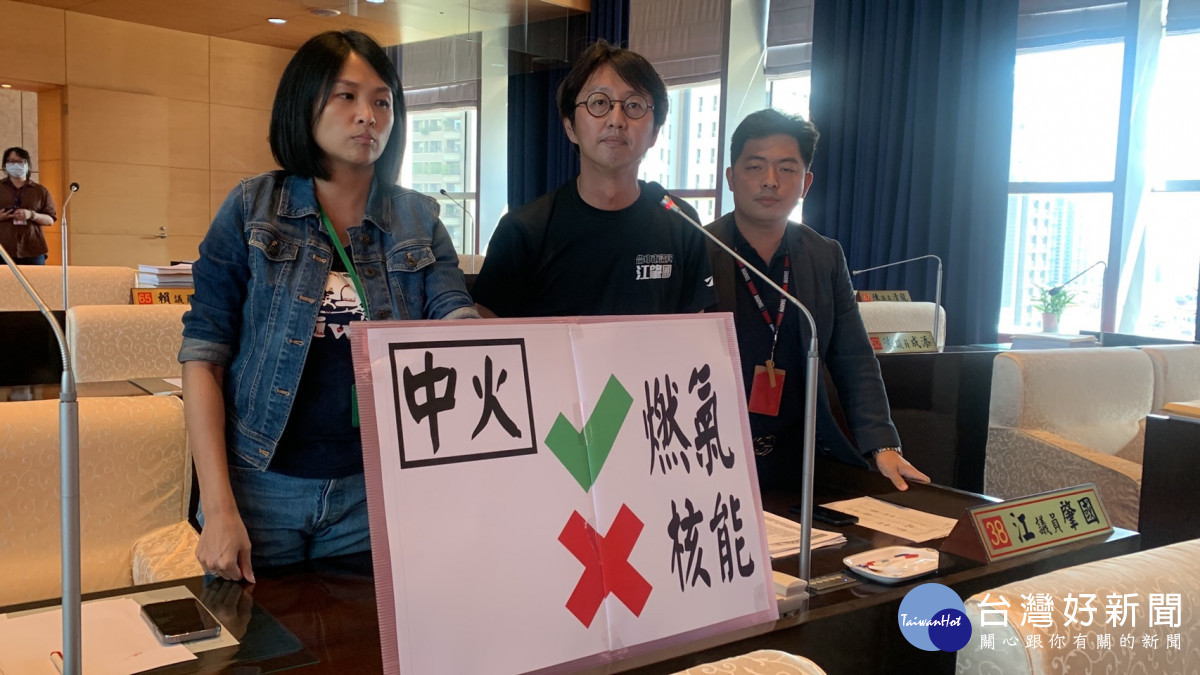 市議員江肇國(中)與蔡耀頡(右)要求市政府對台中市的能源政策要有態度,要市長盧秀燕總質詢表態‧曾雪蒨攝