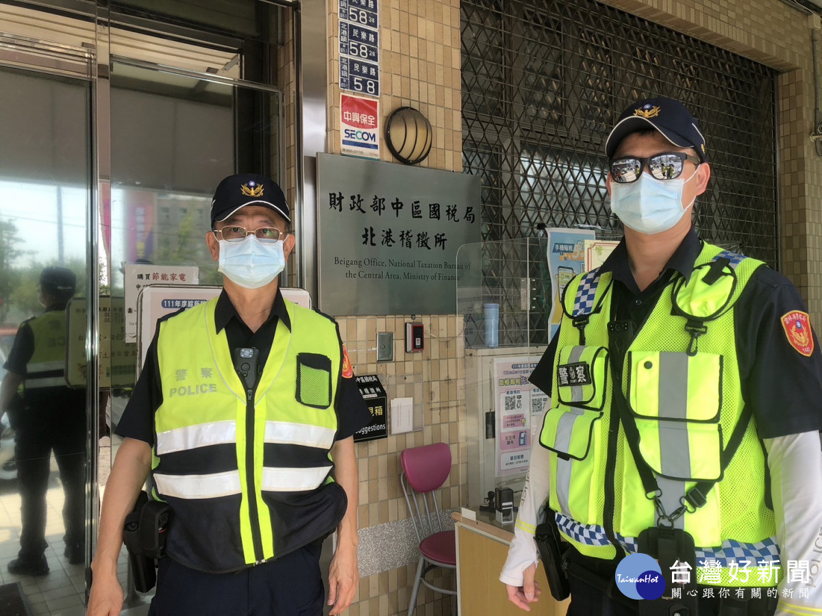 111年度個人綜所稅自5月1日起開始申報，北港警分局派員在北港稽徵所周邊定點巡邏，並加強宣導民眾如何識詐／警方提供