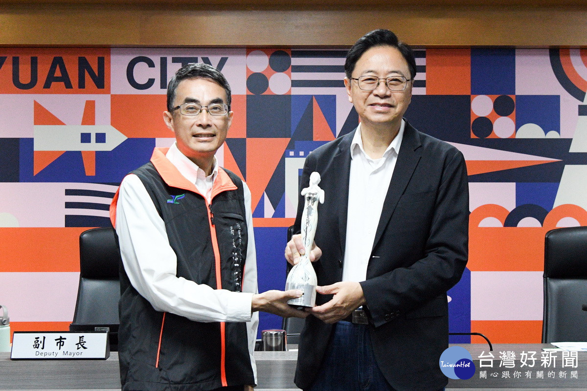 桃園市政府工務局榮獲美國謬思設計大獎,局長汪在宙於市政會議中獻獎予桃園市長張善政。