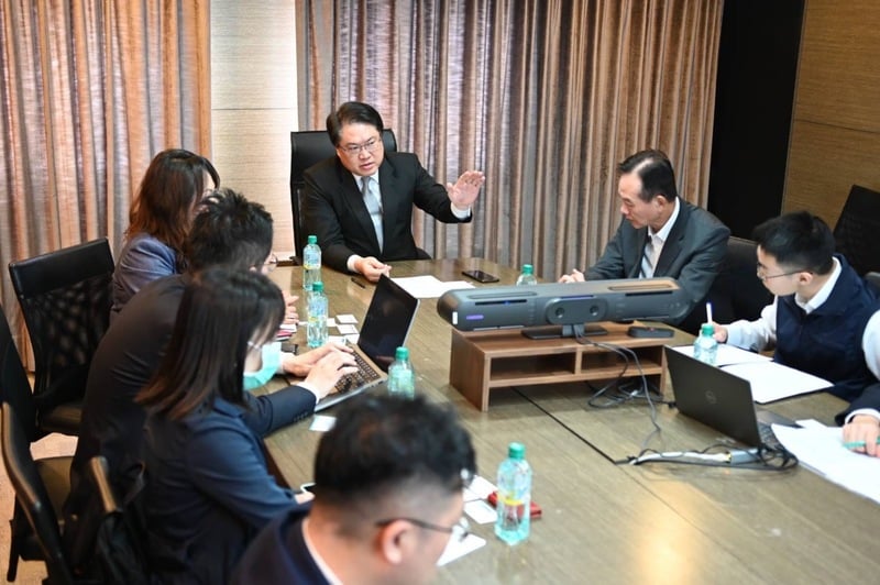 林右昌(右3)日前與Google會面,討論防制網路詐騙。內政部提供