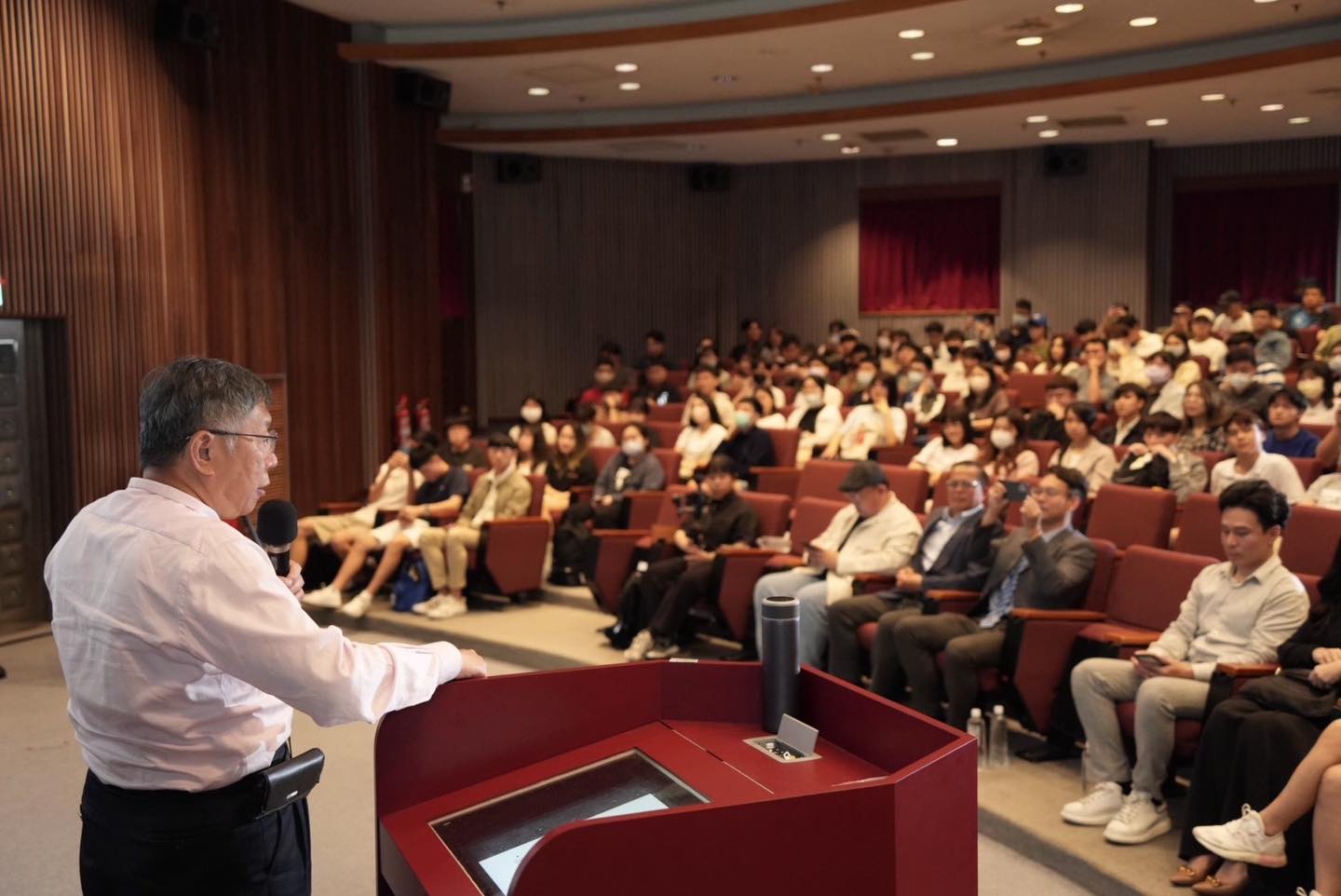 柯文哲昨2日受邀出席到國立政治大學演講時指出,低薪是因為教育出問題。翻攝柯文哲臉書
