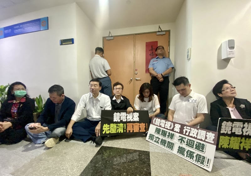 國民黨立法院黨團不滿NCC排審《鏡電視》上架案,到主委陳耀祥辦公室前靜坐抗議。中央社