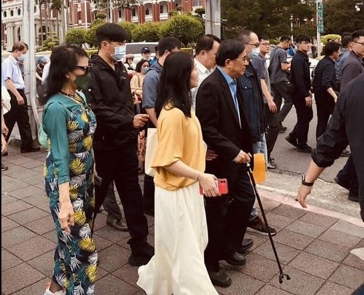   陳水扁2日拄著拐杖走上凱道請願。翻攝矢板明夫臉書