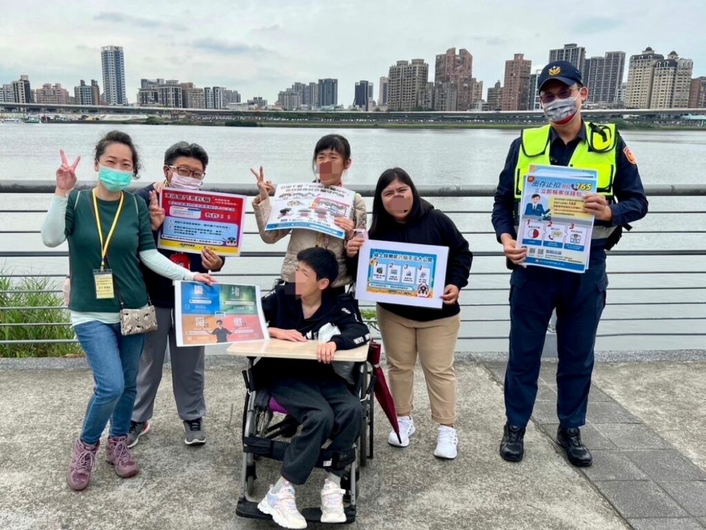 臺北市保安警察大隊宣導民眾識詐止詐,報稅季詐騙多,可用「手機報稅3.0」報稅神隊友,完成綜所稅結算申報,既便利又安全。