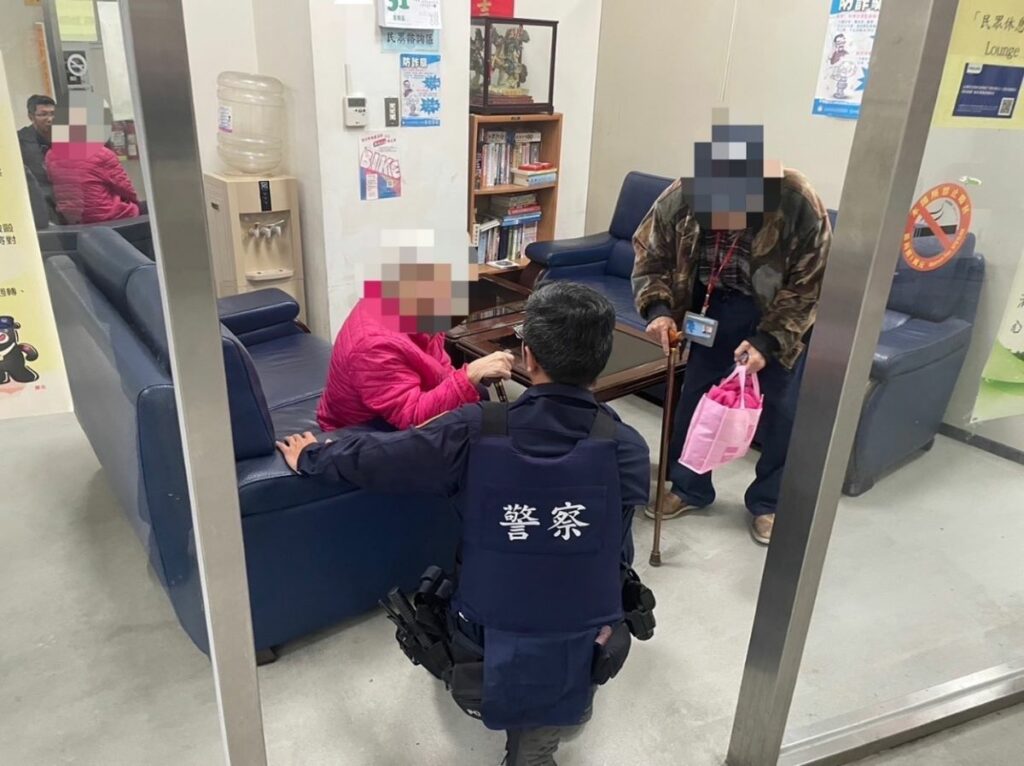 警員關心詢問老翁夫妻狀況。