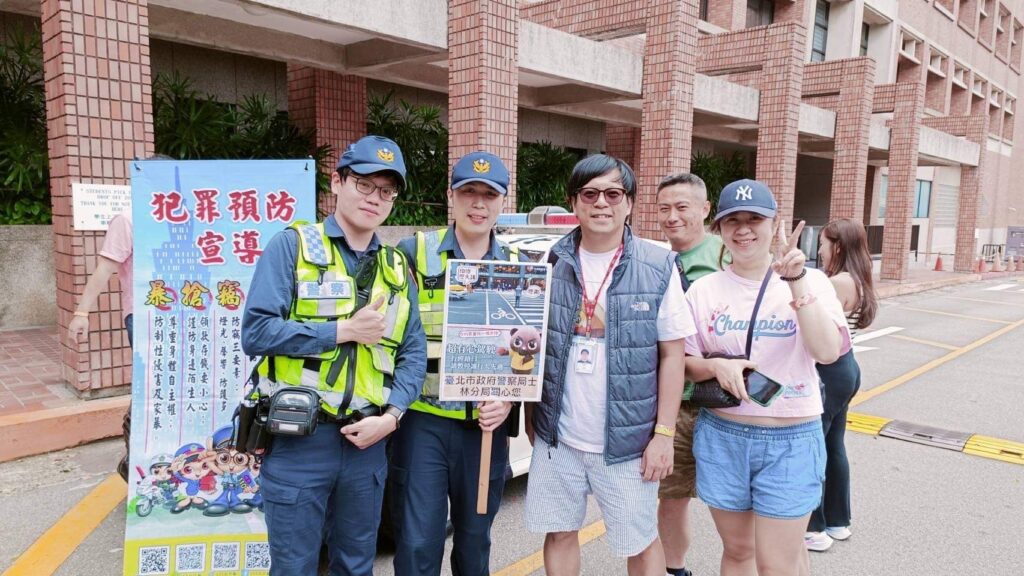 士林分局交通安全宣導團結合校園活動,擴大交通安全宣導,深入校園與學生及家長互動