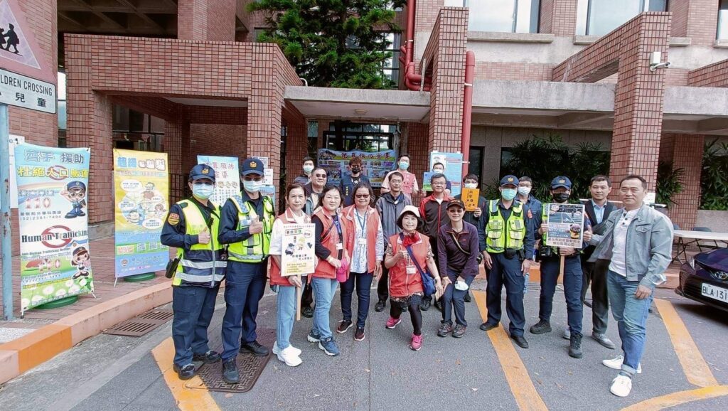 士林分局交通安全宣導團結合校園活動,擴大交通安全宣導,深入校園與學生及家長互動