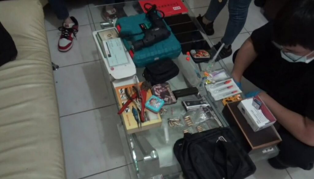 於屋內取獲改造手槍1把(子彈12發)、海洛因毒品(吸食器、電子磅秤)、槍枝零件(槍管、子彈半成品)及改造槍枝工具1批等證物