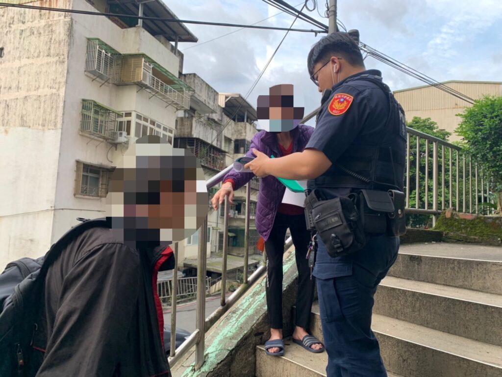 見一名男子於路旁自言自語疑似需要協助便上前關懷
