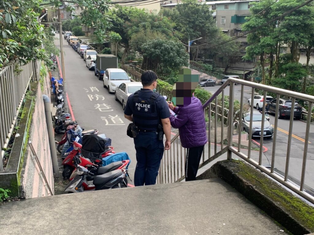 見一名男子於路旁自言自語疑似需要協助便上前關懷