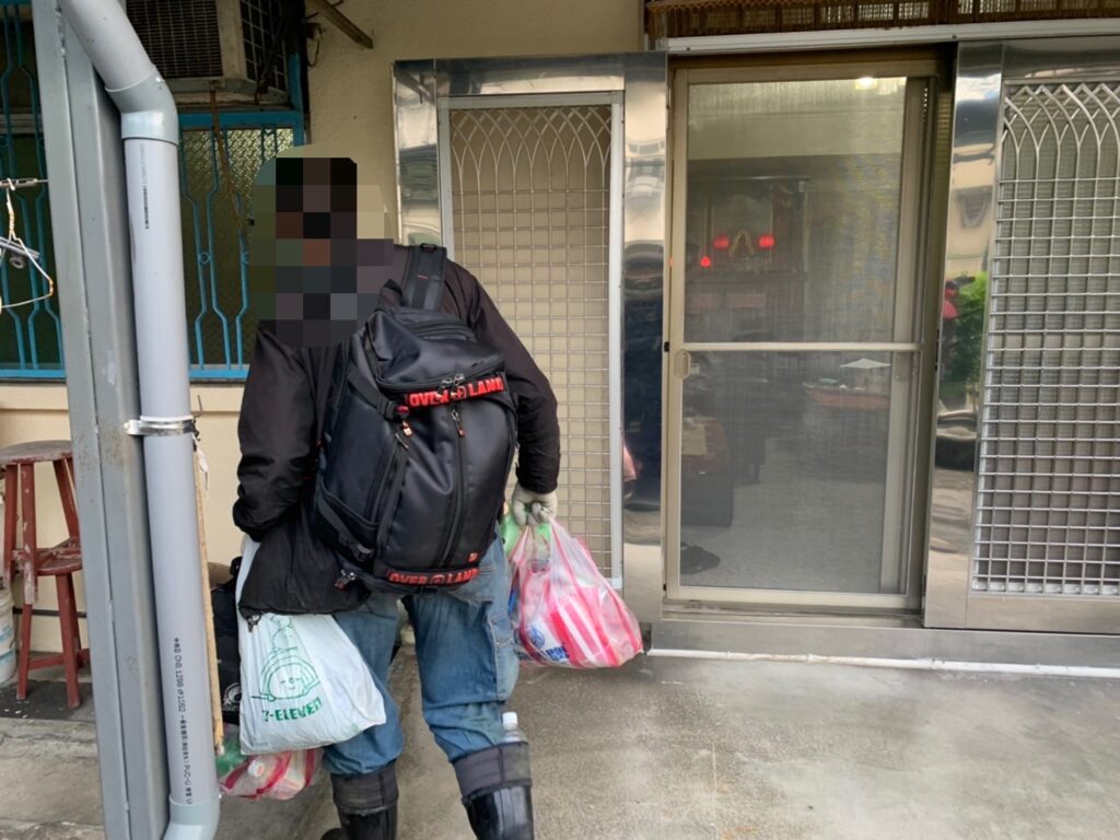 所幸警方目視其身上攜有證件,進而查詢到男子的住處,便駕駛巡邏車護送男子安全返家