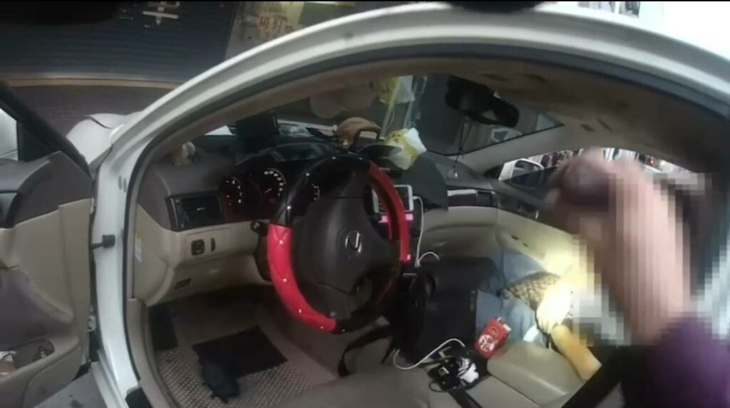員警盤查畫面